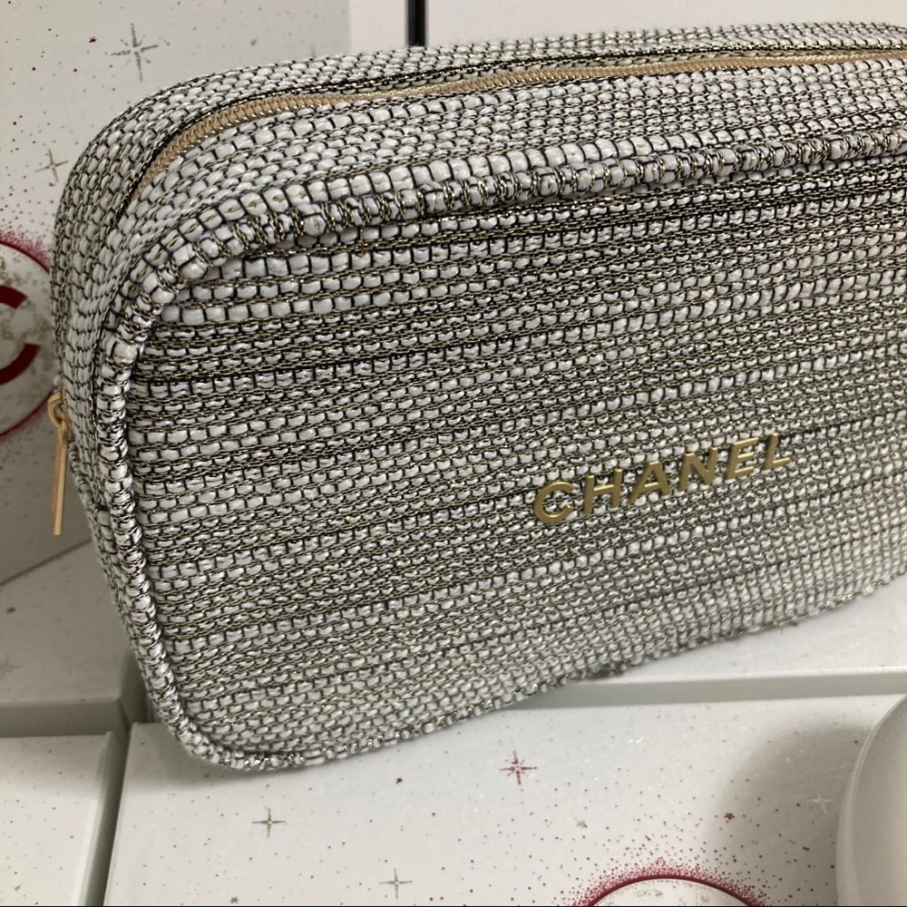 CHANEL HYDRATION ON-HAND
Essentials Set - Picture 2 of 6